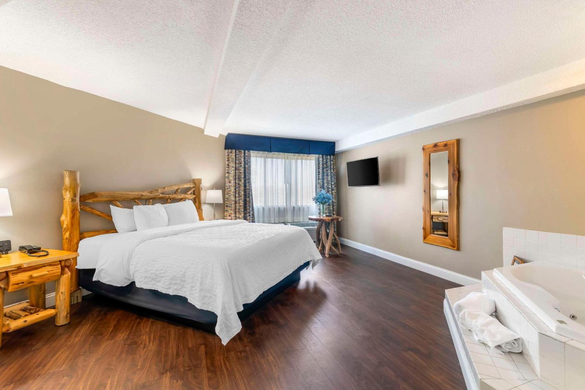 Black Bear Inn, Ascend Hotel Collection Orono Exterior photo